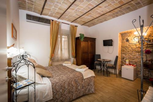1 dormitorio con 1 cama y 1 mesa en una habitación en All'Ombra Del Cupolone, en Roma
