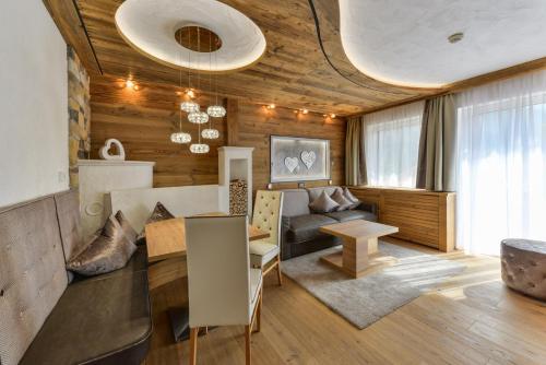 Гостиная зона в Oberlechtaler Hof Boutique Hotel
