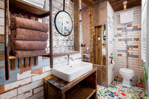 La salle de bains est pourvue d'un lavabo blanc et de toilettes. dans l'établissement Karls Hotel ALLES PALETTI, à Rövershagen