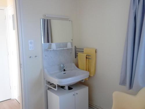 ドンブルグにあるCasadomburg 3のバスルーム(白い洗面台、鏡付)