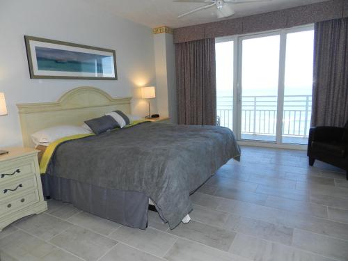 戴通納海灘的住宿－2 BR Resort Condo Direct Oceanfront Wyndham Ocean Walk - Daytona Funland 1601，一间卧室设有一张床,享有海景