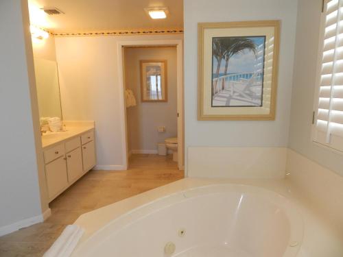 uma casa de banho com uma grande banheira branca e um lavatório. em 2 BR Resort Condo Direct Oceanfront Wyndham Ocean Walk - Daytona Funland 1601 em Daytona Beach