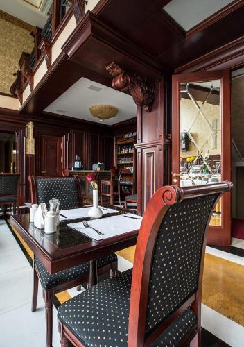 a dining room with a table and chairs at La Gioconda Boutique Hotel in Odesa