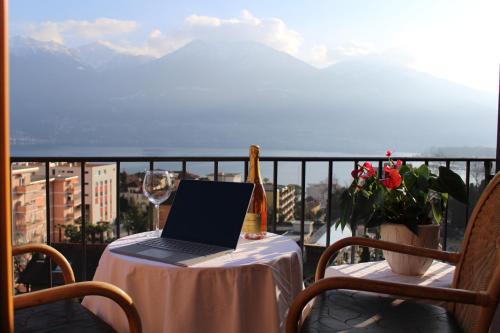 een laptop op een tafel op een balkon bij Casa Annita in Locarno