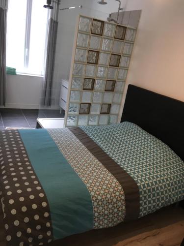 Un pat sau paturi într-o cameră la Le Noroit