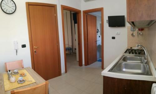 eine Küche mit Spüle und Arbeitsplatte in der Unterkunft Bilocale Blu - A casa di Ludovica e Martina in Gallipoli