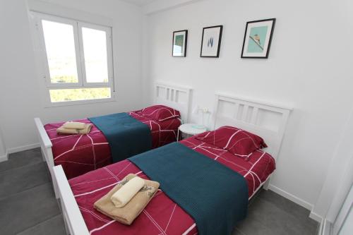- deux lits dans une chambre rouge et bleue dans l'établissement Rozy Campoamor Beach Ref 4788, à Campoamor