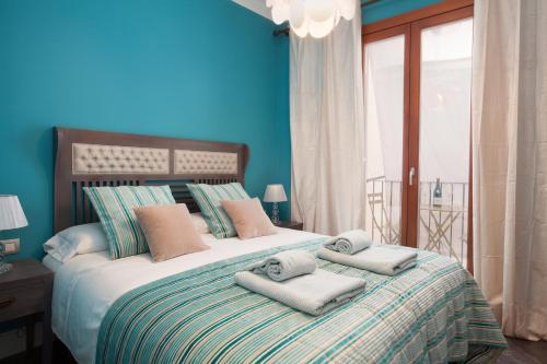 Trafalgar Luxury في برشلونة: غرفة نوم بسرير كبير عليها مناشف