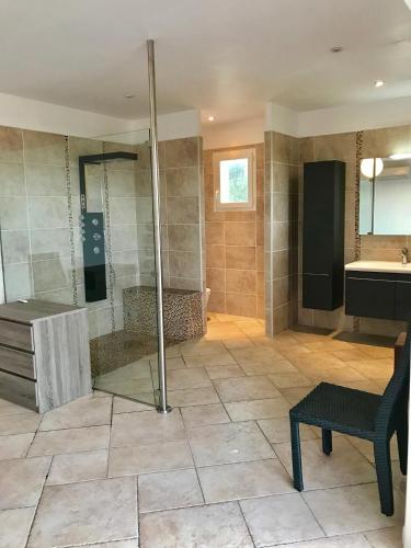 une salle de bain avec une douche, un lavabo et une baignoire dans l'établissement Maison Rouge, à Cargèse
