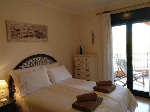1 dormitorio con 1 cama con 2 toallas en Lovely Holiday Apartment, en Jávea