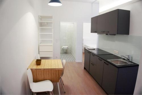 Кухня или мини-кухня в Sissi Apartments
