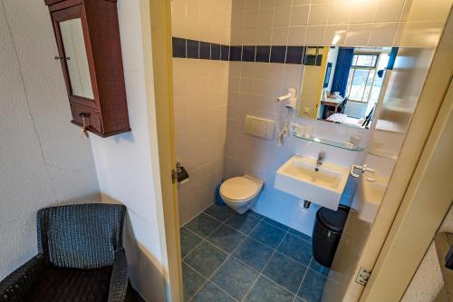 een kleine badkamer met een toilet en een wastafel bij bed and breakfast Simmerwille in Earnewâld