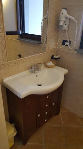 a bathroom with a sink and a mirror at B&B Podere Montese in Villafranca in Lunigiana