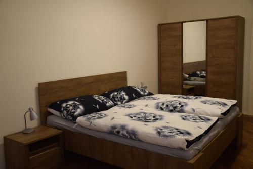 sypialnia z łóżkiem z lustrem na ścianie w obiekcie Tiva Downtown Apartments w Pradze