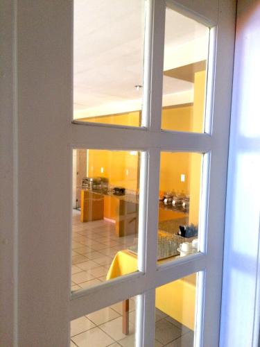 Hotel Marlin Azul في فيلا فيلها: اطلالة من خلال نافذة مطبخ