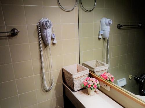 bagno con telefono e fiori su un bancone di Torre Obelisco a Buenos Aires