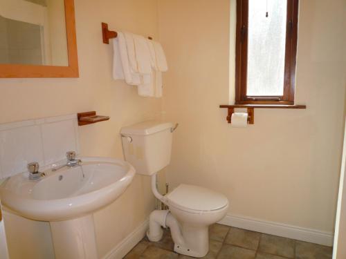 ダンモア・イーストにあるPine Cove Holiday Homesの白いバスルーム(トイレ、シンク付)