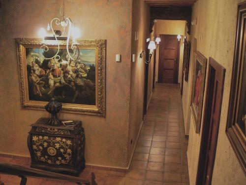 un pasillo con una pintura en la pared y una mesa en Hotel Caseta Nova, en Castalla