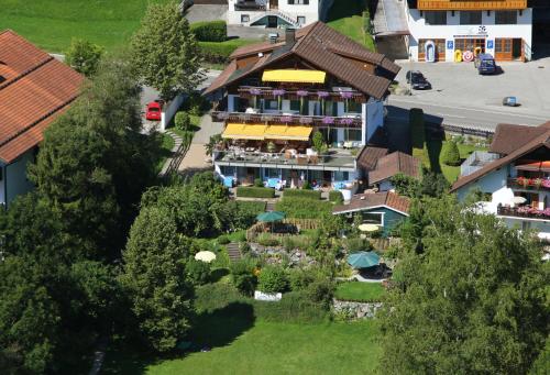 an aerial view of a hotel in a town with trees at Dreimäderlhaus - Das vegetarische Boutique Hotel in Füssen