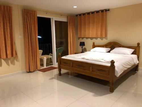 Postel nebo postele na pokoji v ubytování Naithon Beach Residence