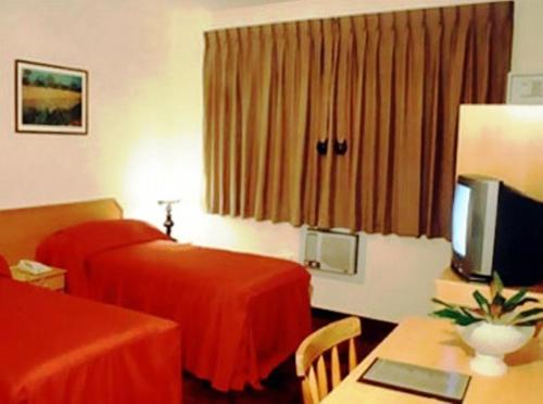 Een bed of bedden in een kamer bij Hotel Gravataí Center
