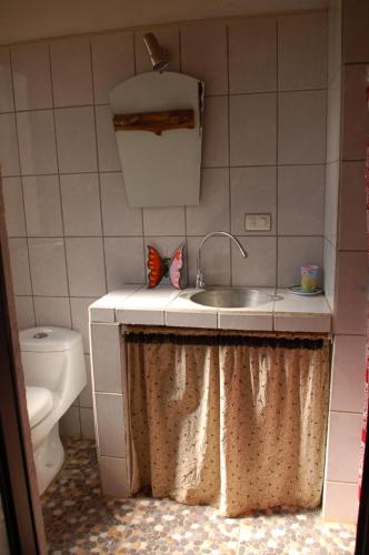a small bathroom with a sink and a toilet at Casa bungalow Ital-Tico in Paraíso