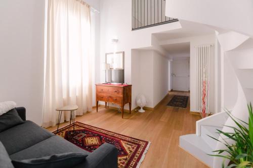 ボローニャにあるGrande, moderno appartamento in edificio storicoのリビングルーム(ソファ、テーブル付)