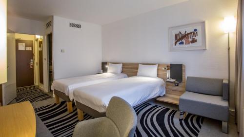 Postel nebo postele na pokoji v ubytování Novotel Bourges