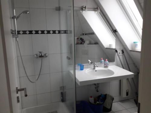 a bathroom with a shower and a sink at Messe Zimmer Düsseldorf Airport in Düsseldorf