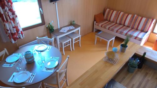 Χώρος καθιστικού στο Les lodges de Sainte-Suzanne