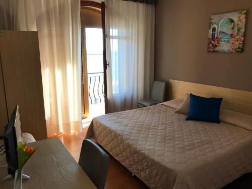 Tempat tidur dalam kamar di Hotel La Sirenetta