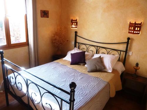 Schlafzimmer mit einem Bett mit weißer Bettwäsche und Kissen in der Unterkunft L'Art de Vivre in Latour-de-France
