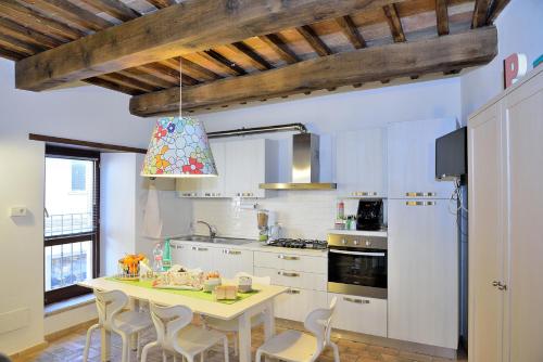 een keuken met een tafel en stoelen in een kamer bij Agriturismo La Peonia in Bagnoregio