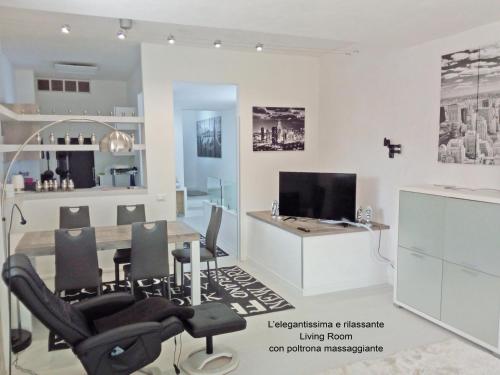 a living room with a table and chairs and a television at bianco relax in Malo