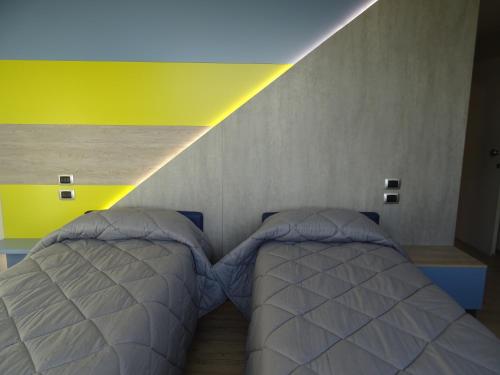 a bedroom with a bed and a yellow ceiling at B&B Carrabs in Battipaglia