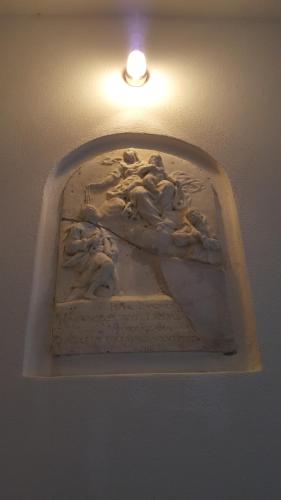 a cake on a shelf in a light fixture at B&B Podere Montese in Villafranca in Lunigiana