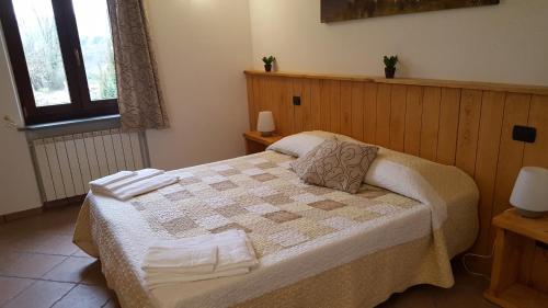 a bedroom with a bed with towels on it at B&B Podere Montese in Villafranca in Lunigiana