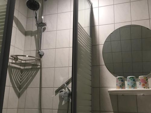 Ett badrum på Gästehaus Zur Linde