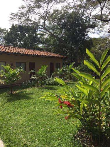a garden with a house in the background at Hotel Carrizal Spa in Apazapan