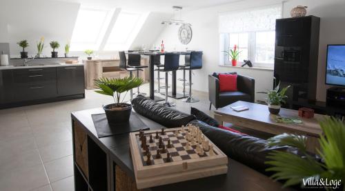 een woonkamer met een schaakbord op een tafel bij Villa&Loge in Lontzen