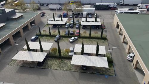 an overhead view of a group of picnic tables in a parking lot at Hotel Mercader in Madrid