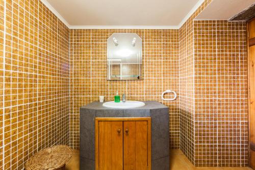 La salle de bains est pourvue d'un lavabo et d'un miroir. dans l'établissement Adega Lopes, à Santo Amaro