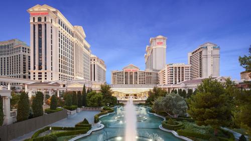 einen Brunnen mitten in einer Stadt mit hohen Gebäuden in der Unterkunft Caesars Palace Hotel & Casino in Las Vegas