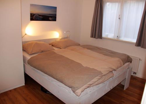 เตียงในห้องที่ vakantiewoning 72