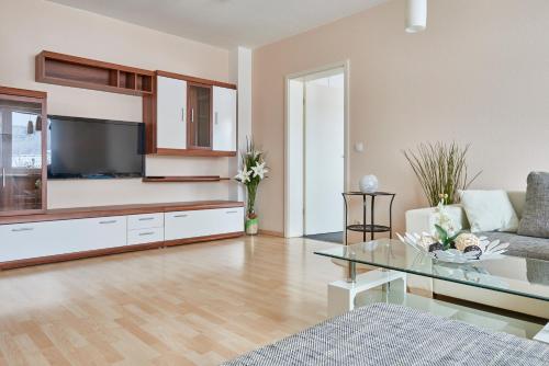 sala de estar con sofá y mesa de cristal en Hotel Asslar, en Aßlar