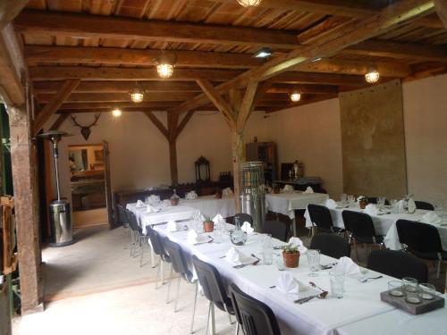 オイティンにある4 Sterne Wohnen "Zum alten Forsthof" am Schlosspark, App 1 "smuck und groot"の白いテーブルと椅子のあるダイニングルーム