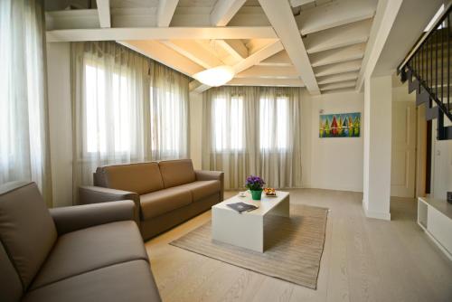 a living room with a couch and a coffee table at Residence La Fontaine in Venice-Lido
