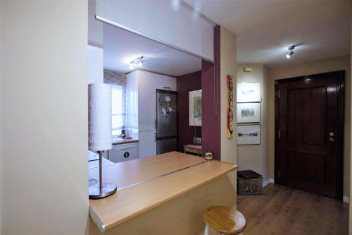 a room with a desk with a mirror and a door at Acogedor Apart de 2 dormitorios en C.Expo, SEVILLA in Mairena del Aljarafe