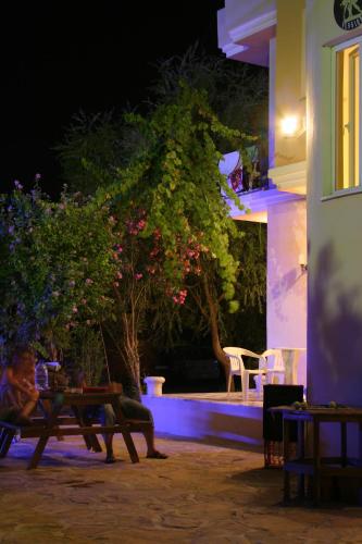 Κήπος έξω από το Tango Pansiyon
