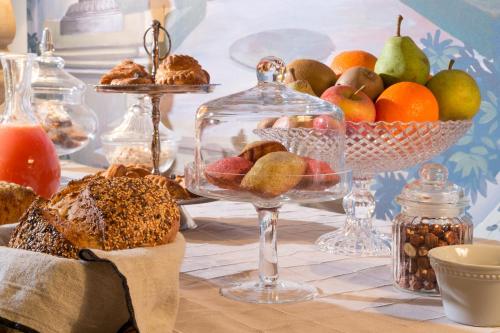 a table with a bowl of fruit and a plate of bread at Château de Pierreclos in Pierreclos